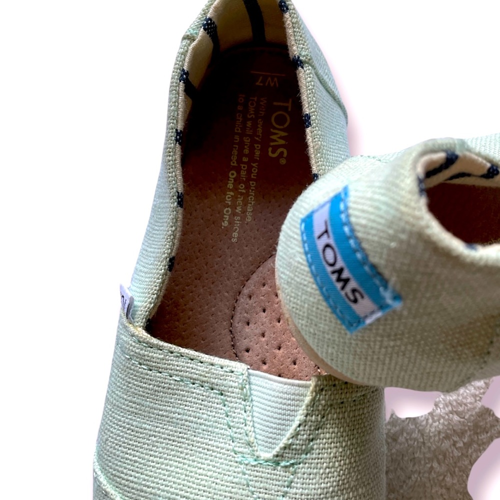 Women TOMS Classic slip-on shoes